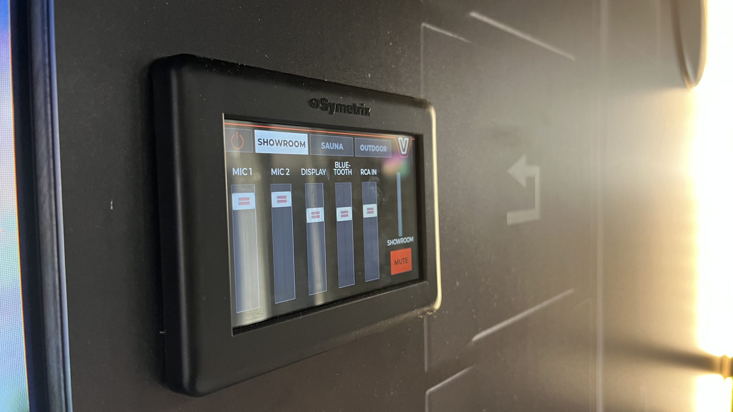 Symetrix T-5 kosketusnäyttö